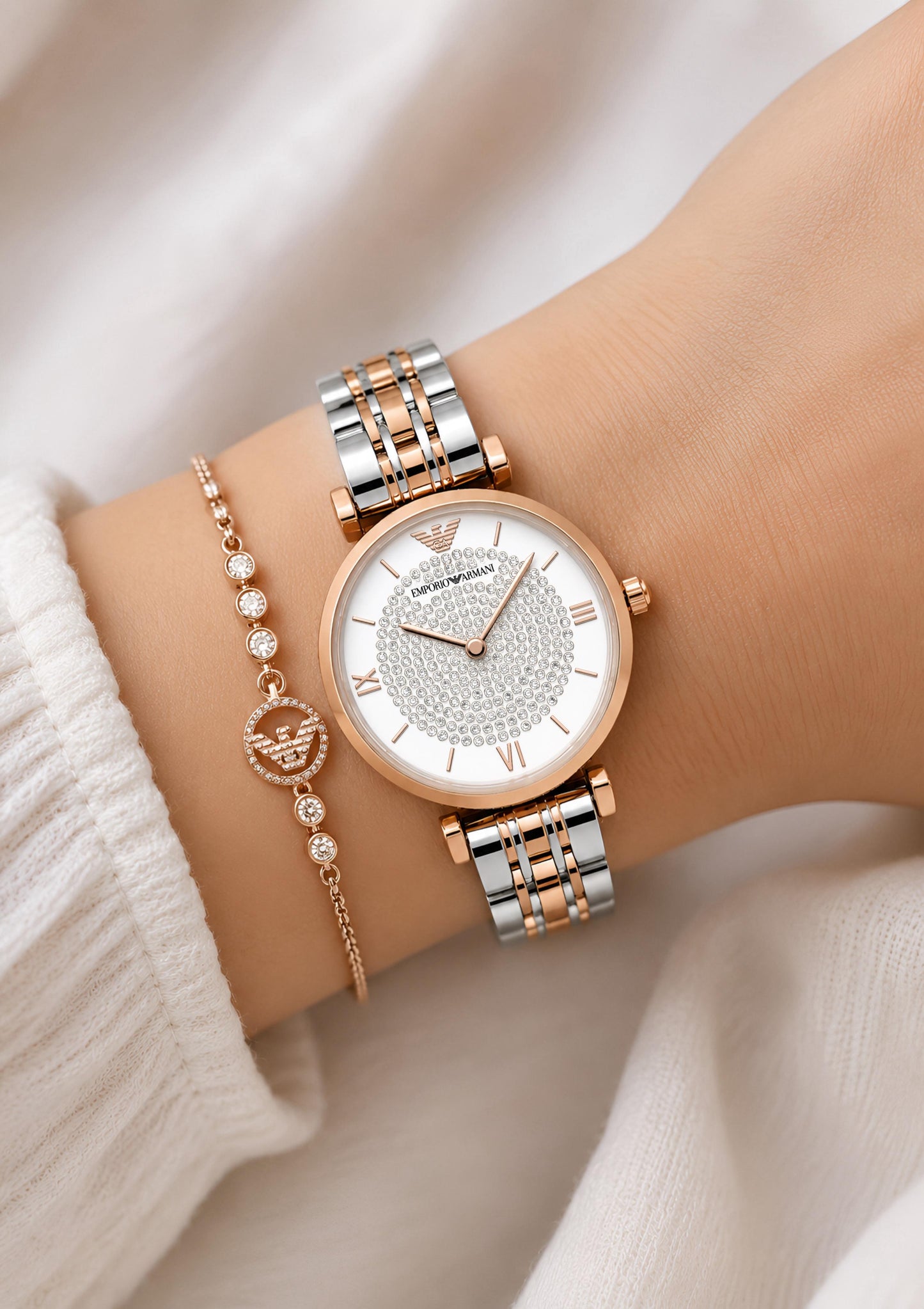 ✅ *Make a dazzling statement with this glitzed stainless steel rose gold watch Featuring Diamond face in the middle of the dial, you'll be sure to shine bright in any occasion.* ✅