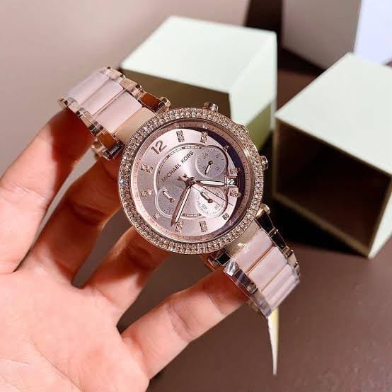 As bold as it is beautiful, the latest take Parker watch is trimmed with faceted plum accents with shine and a lustrous rose gold element. ✅