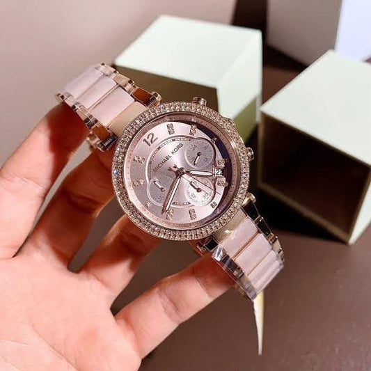 As bold as it is beautiful, the latest take Parker watch is trimmed with faceted plum accents with shine and a lustrous rose gold element. ✅