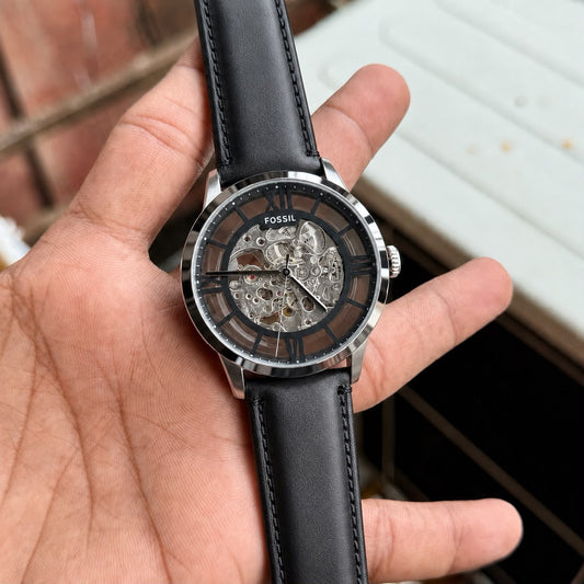The Fossil Townsman Automatic is a sophisticated mechanical timepiece that blends timeless elegance with modern craftsmanship. ⌚