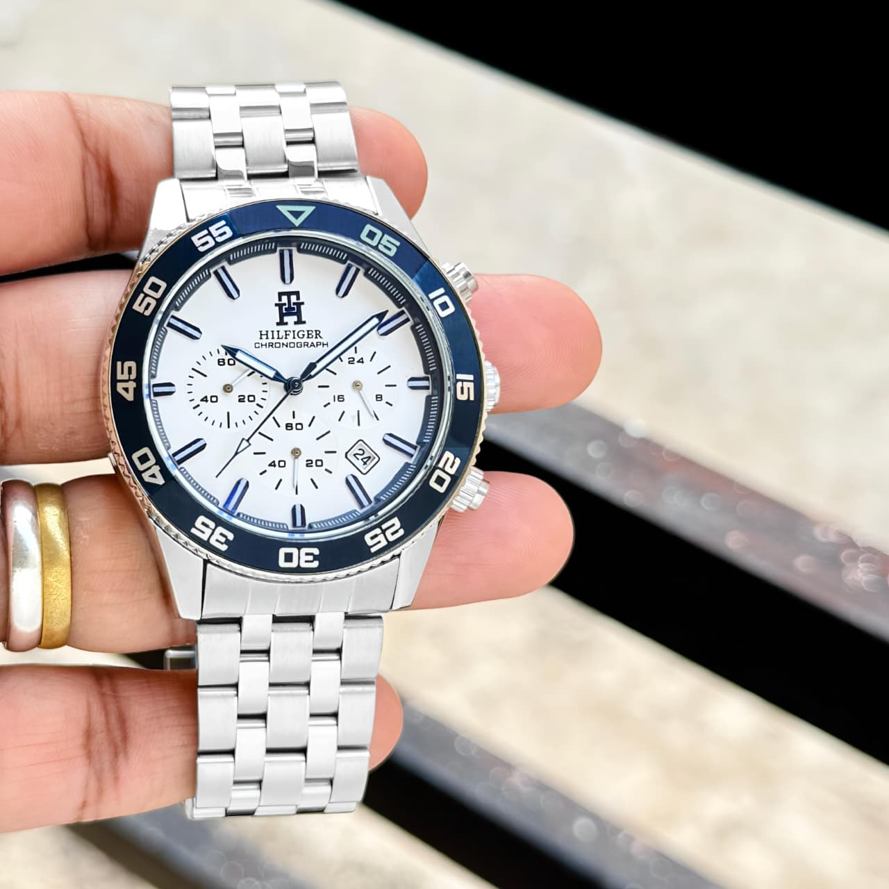 Tommy Hilfiger is a bold chronograph timepiece that perfectly blends sporty aesthetics with refined elegance, making it ideal for both everyday wear and special occasions. ⌚