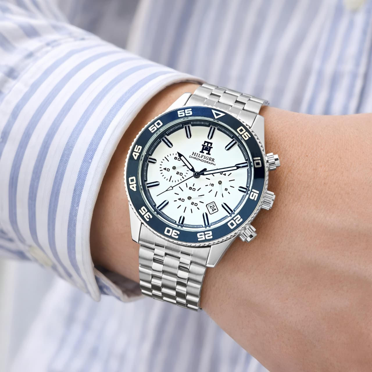 Tommy Hilfiger is a bold chronograph timepiece that perfectly blends sporty aesthetics with refined elegance, making it ideal for both everyday wear and special occasions. ⌚