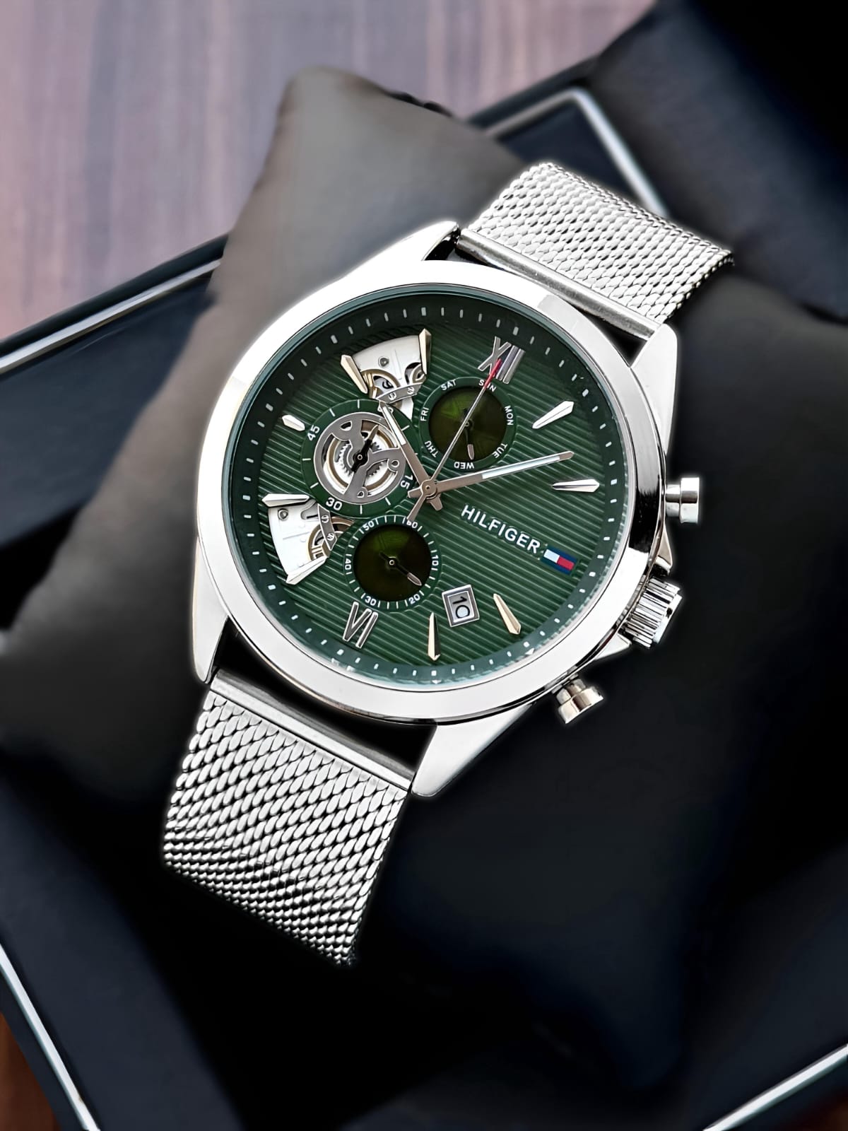 Tommy Hilfiger Baker wristwatch blends modern elegance with sporty sophistication that stands out with its refined detailing and bold presence. ⌚